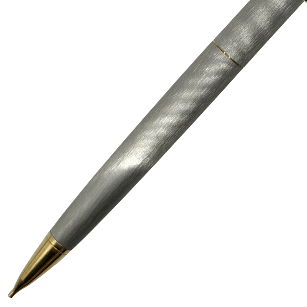 Pilot vintage fırçalanmış metal kalemin altın rengi konik ön ucu ve gövde dokusu, çapraz yakın çekim