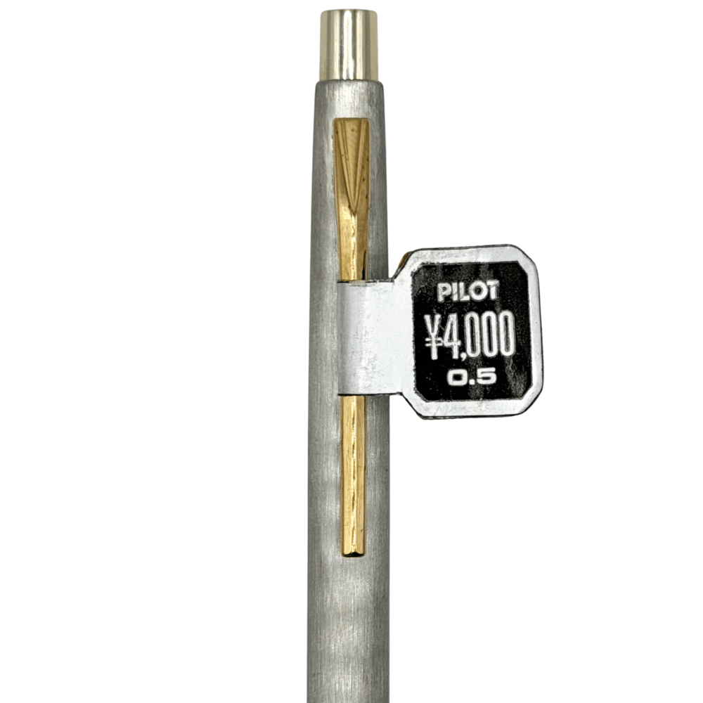 Pilot 4.000 yen 0.5 yazılı vintage fiyat etiketi ve altın klips, önden makro çekim
