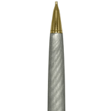 Pilot vintage metal kalemin altın uç konisi, fırça izli gümüş gövde üzerinde dikey makro çekim