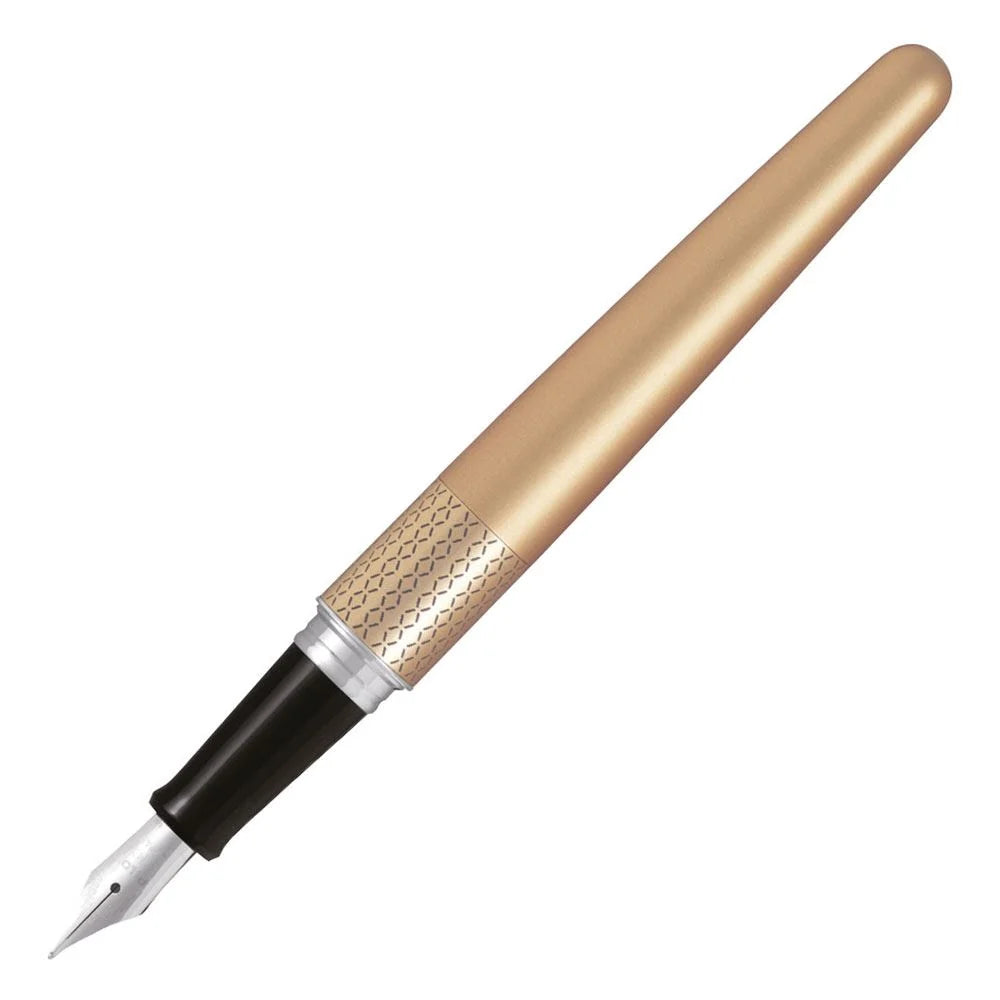 Pilot MR1 dolma kalem altın, kapağı çıkarılmış, çelik M uç ve desenli halka görünüyor