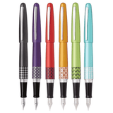 Pilot MR 3 Retro Pop altı renk kapağı çıkarılmış halde, desenli bilezik ve çelik uçlar görünür