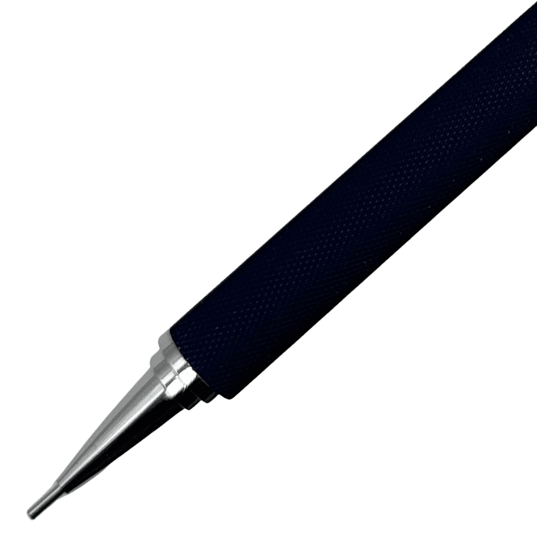 Pilot H-1097 kalemin dokulu lacivert kavraması ve uzun krom koni ucu yakın çekim, 0.7 mm