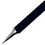 Pilot H-1097 kalemin dokulu lacivert kavraması ve uzun krom koni ucu yakın çekim, 0.7 mm