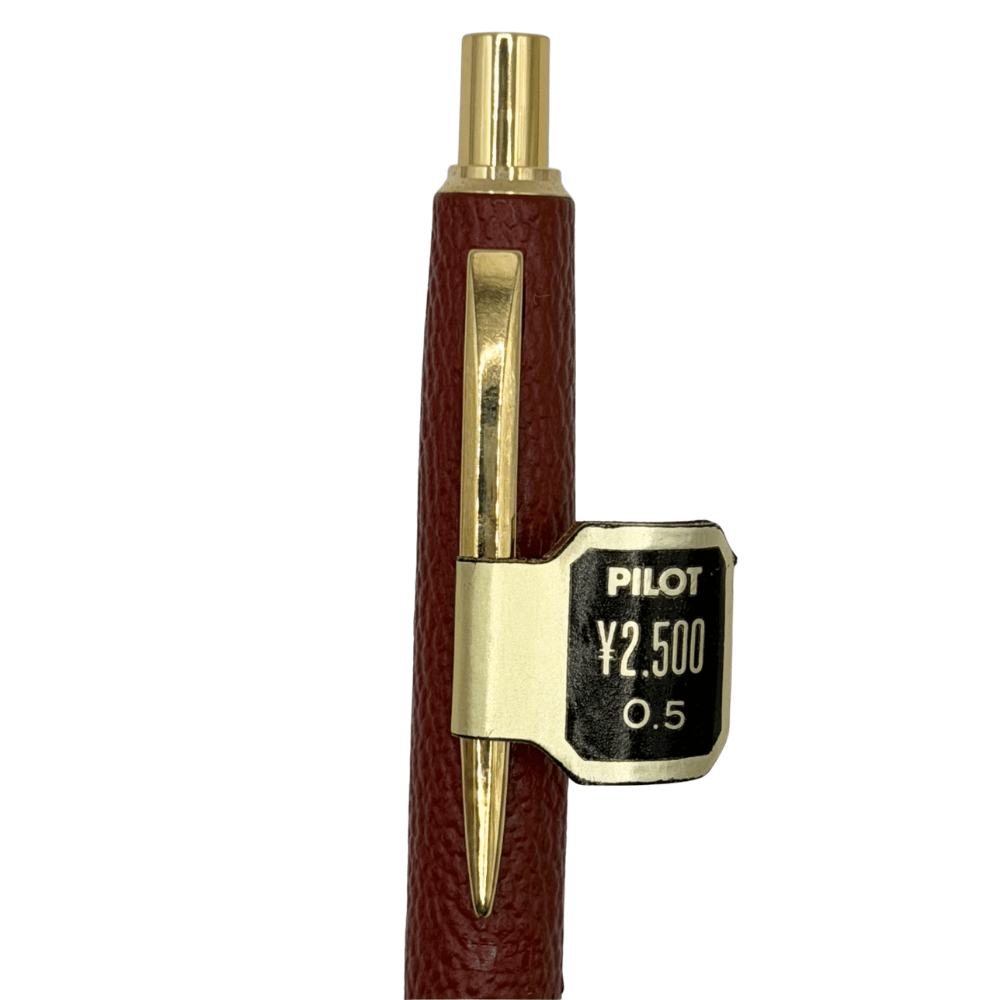 Pilot deri kalemin klipsindeki ¥2.500 ve 0.5 baskılı etiketinin dik makro çekimi