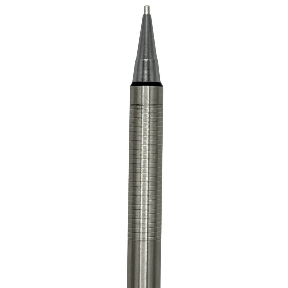 Pilot gümüş kalemin konik ucu ve 0.5 mm boru uç detayı, dikey açıdan makro çekim