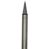 Pilot gümüş kalemin konik ucu ve 0.5 mm boru uç detayı, dikey açıdan makro çekim