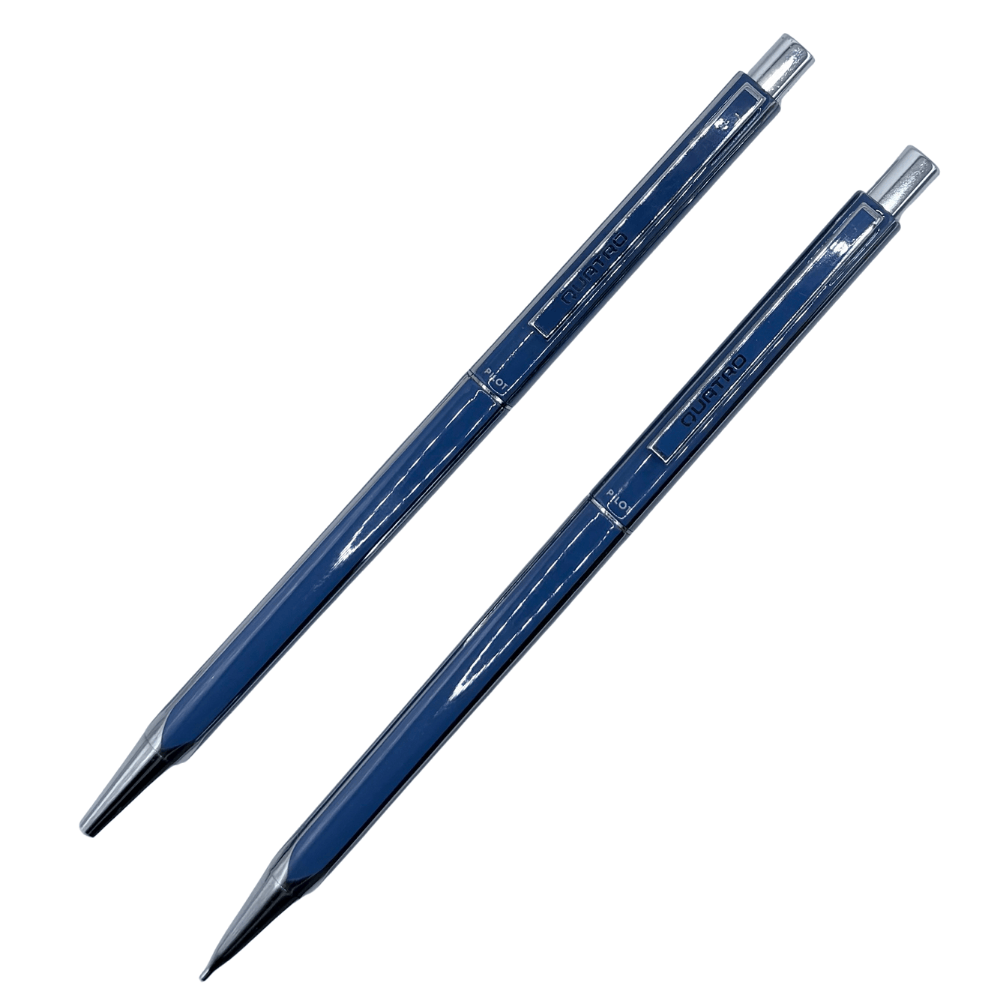 Pilot Quatro vintage set, iki adet lacivert metal kalem yan yana, tam boy görünüm