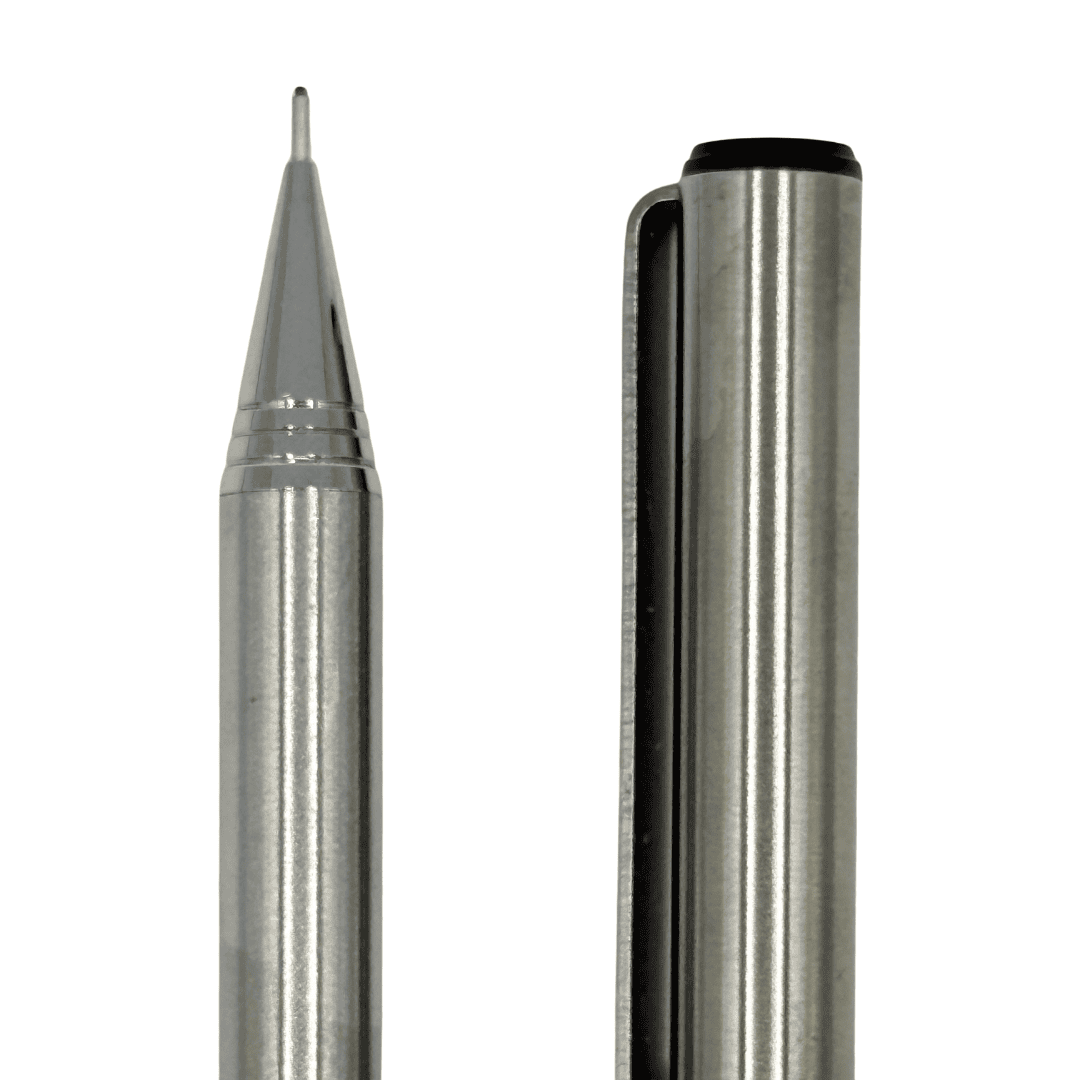 Platinum Sure Point setinin ince konik uç borusu ve diğer kalemin siyah klipsi yakın çekim
