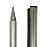 Platinum Sure Point setinin ince konik uç borusu ve diğer kalemin siyah klipsi yakın çekim