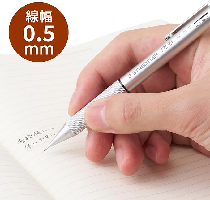Staedtler REG 925 85 kalemi elde tutulurken çizgili deftere Japonca yazı yazıyor, 0.5 mm çizgi