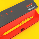 Rotring 600 LOFT sarı kalem, kırmızı astarlı siyah Loft Product kutusunda, sarı zemin