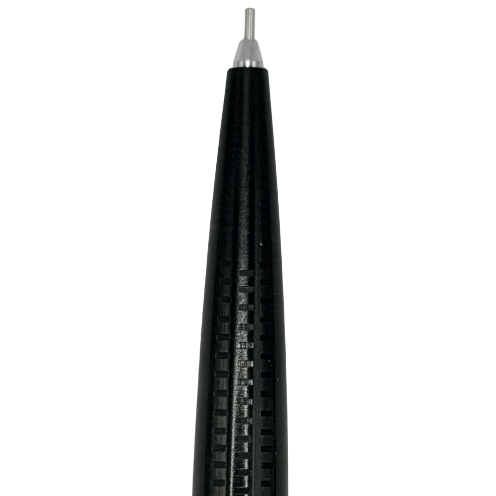 Rotring 700 kalemin ince metal uç borusu ve siyah konik uç bölgesi dik açıdan yakın çekim
