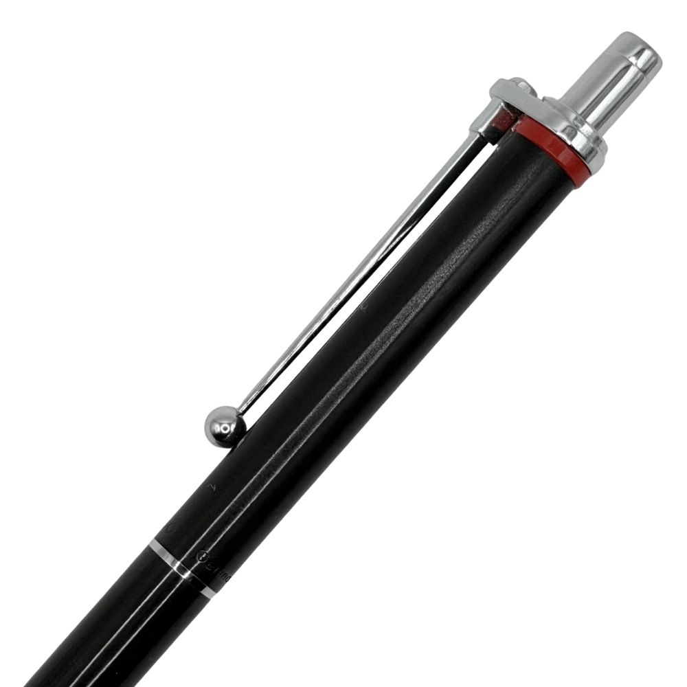 Rotring 700 üst gövde yakın çekim, top başlı krom klips ve başlık altındaki kırmızı halka