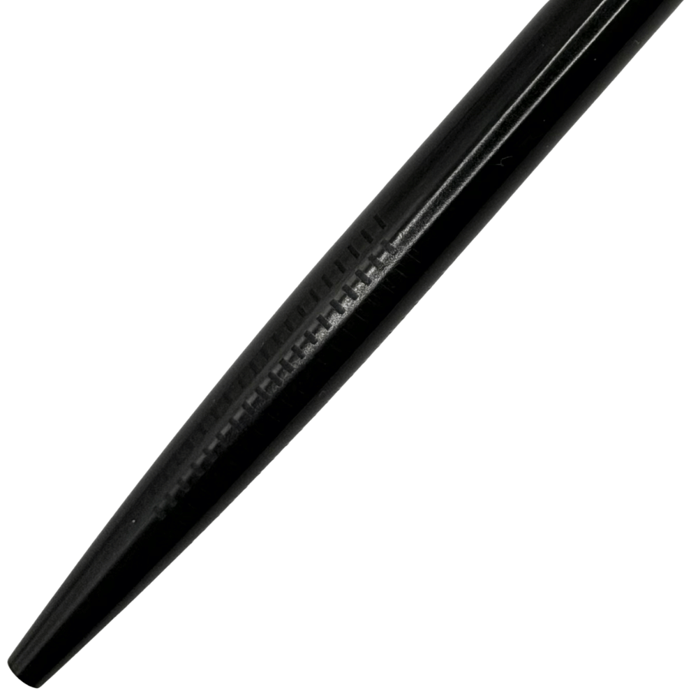 Rotring 700 konik siyah uç bölümü ve gövdedeki tırtıklı desen yakın çekim