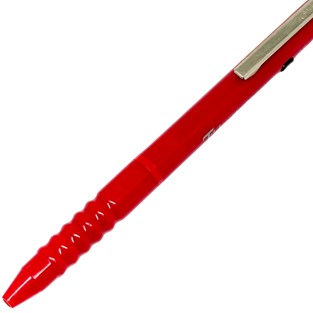 Rotring Tikky Double Push kalemin halkalı kırmızı kavrama bölümü ve konik ucu, çapraz yakın çekim