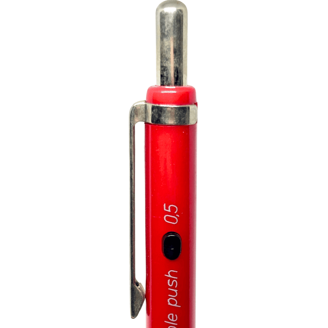 Rotring Tikky Double Push gövdesindeki 0,5 ve double push yazıları, metal klips yakın çekim