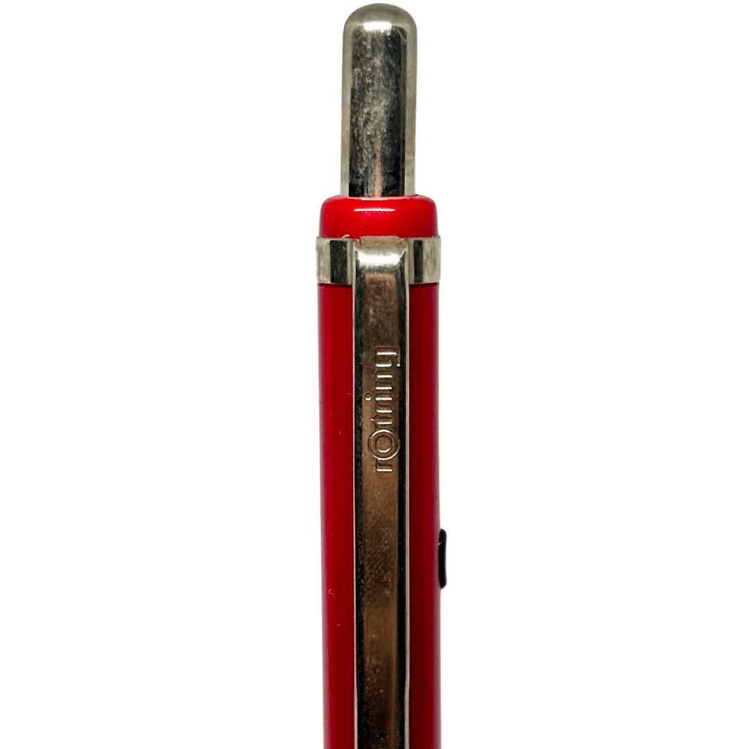 Rotring Tikky Double Push klipsi üzerindeki rotring logo kabartması, önden makro çekim