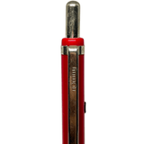 Rotring Tikky Double Push klipsi üzerindeki rotring logo kabartması, önden makro çekim