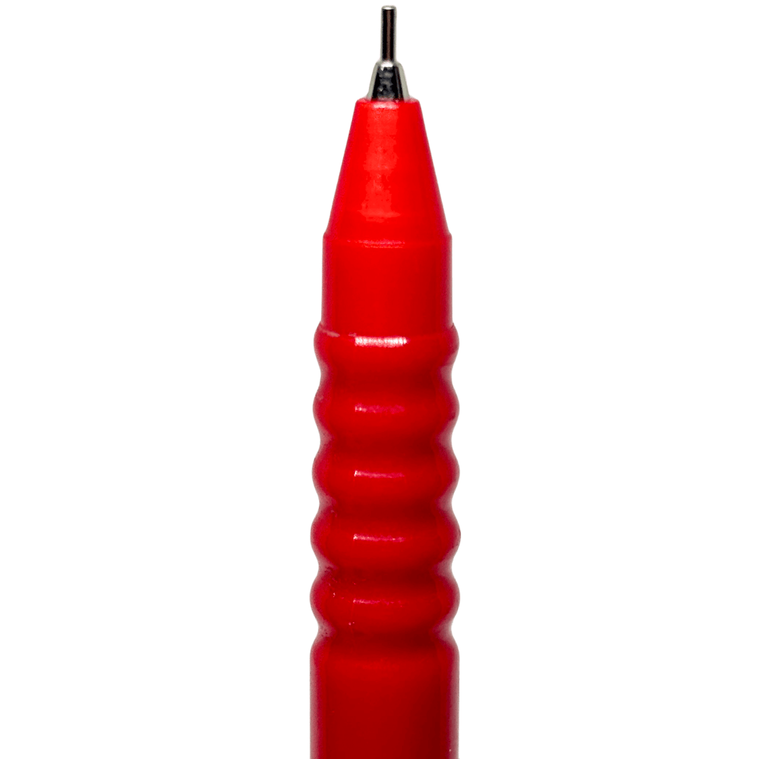 Rotring Tikky Double Push kalemin dışarı çıkmış ince metal uç borusu, kırmızı koni makro çekim