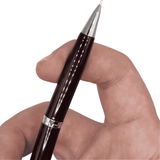 Rotring Side Knock vintage versatil kalem parmaklar arasında tutuluyor, uç yazmaya hazır