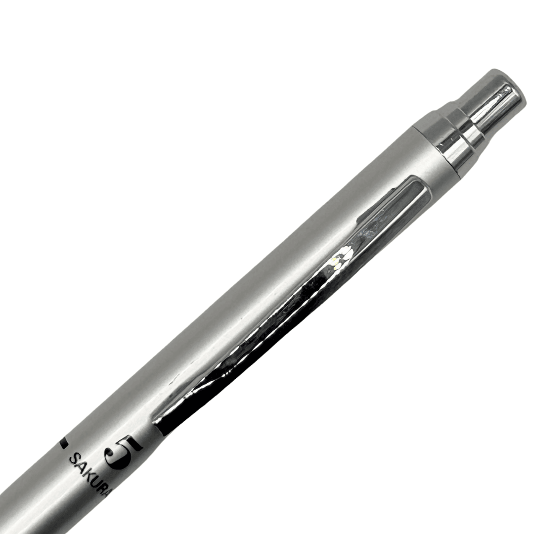 Sakura Slide Sharp kalemin krom klipsi, tıklama başlığı ve SAKURA logosu yakın çekim