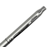 Sakura Slide Sharp kalemin krom klipsi, tıklama başlığı ve SAKURA logosu yakın çekim