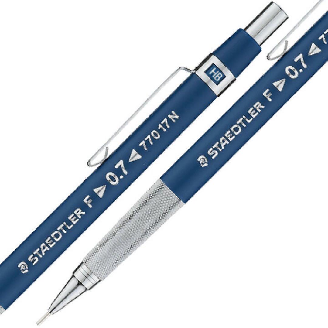 Staedtler 770 kalemin gövde baskısı ve HB uç sertliği penceresi, tel klipsle birlikte yakın çekim