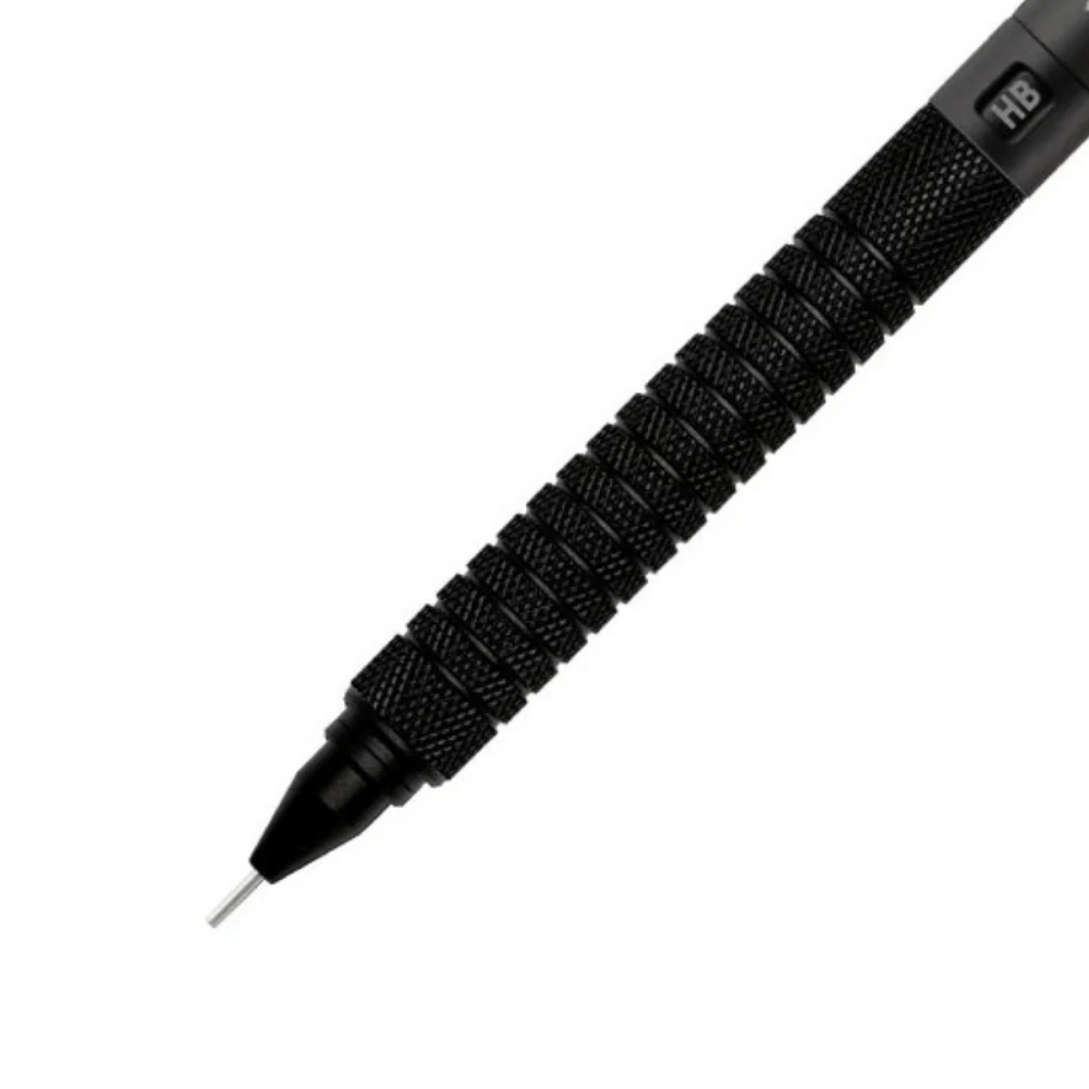 Staedtler 925-15 kalemin tırtıklı metal kavraması, siyah koni ucu ve HB penceresi yakın çekim