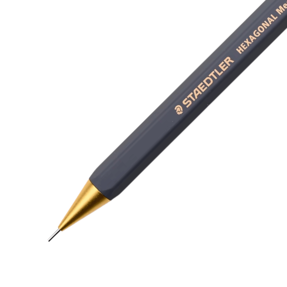 Staedtler Hexagonal kalemin altın rengi koni ucu ve gri gövdedeki STAEDTLER baskısı