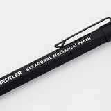 Staedtler Hexagonal gövdesindeki beyaz HEXAGONAL Mechanical Pencil baskısı ve ince klips