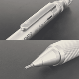Staedtler REG kaleminin klips ve 925 85-05 baskısı üstte, altında tırtıklı kavrama ve uç yakın çekimi