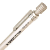 Staedtler 925 25-07'nin üst kısmı, tel klips, tırtıklı başlık ve gövde baskısı yakın çekim