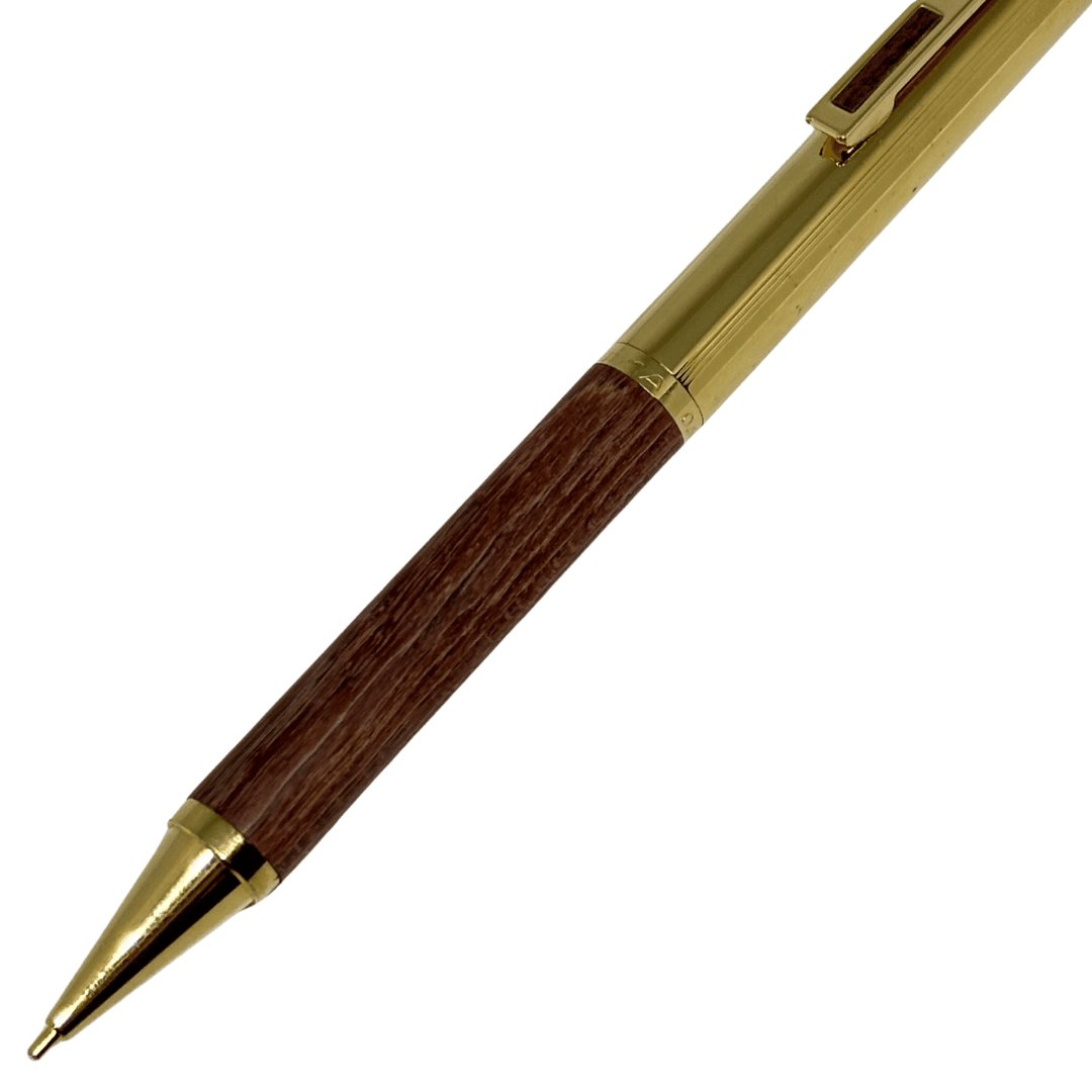 Tombow Exta Deluxe kalemin ahşap kavrama bölümü ve altın rengi konik uç yakın çekim, 0.5 mm
