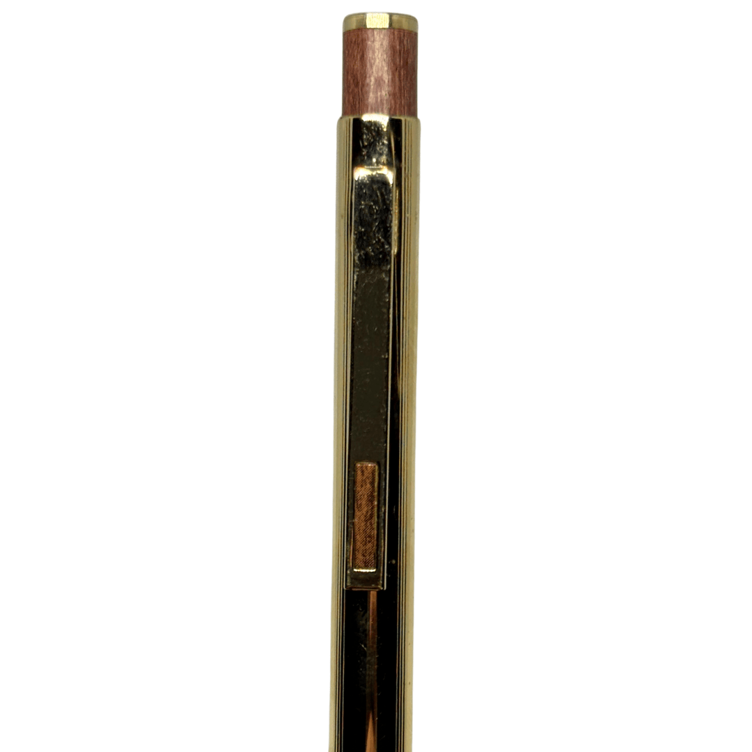 Tombow Exta Deluxe klipsinin tam karşıdan görünümü, klips üzerindeki ahşap kakma detayı görünür