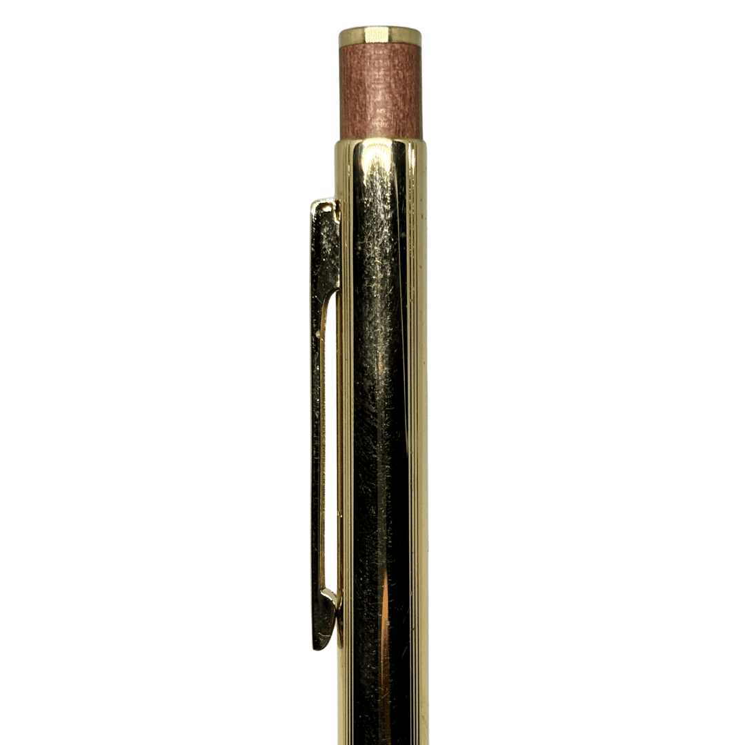 Tombow Exta Deluxe kalemin altın rengi klipsi, yan profilden ve ahşap başlıkla birlikte