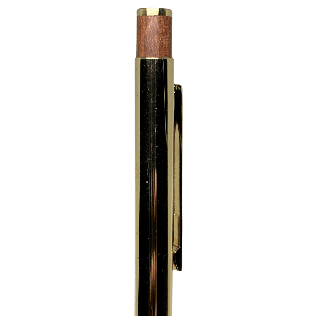 Tombow Exta Deluxe kalemin üst gövdesi, ahşap tıklama başlığı ve klipsin yandan görünümü
