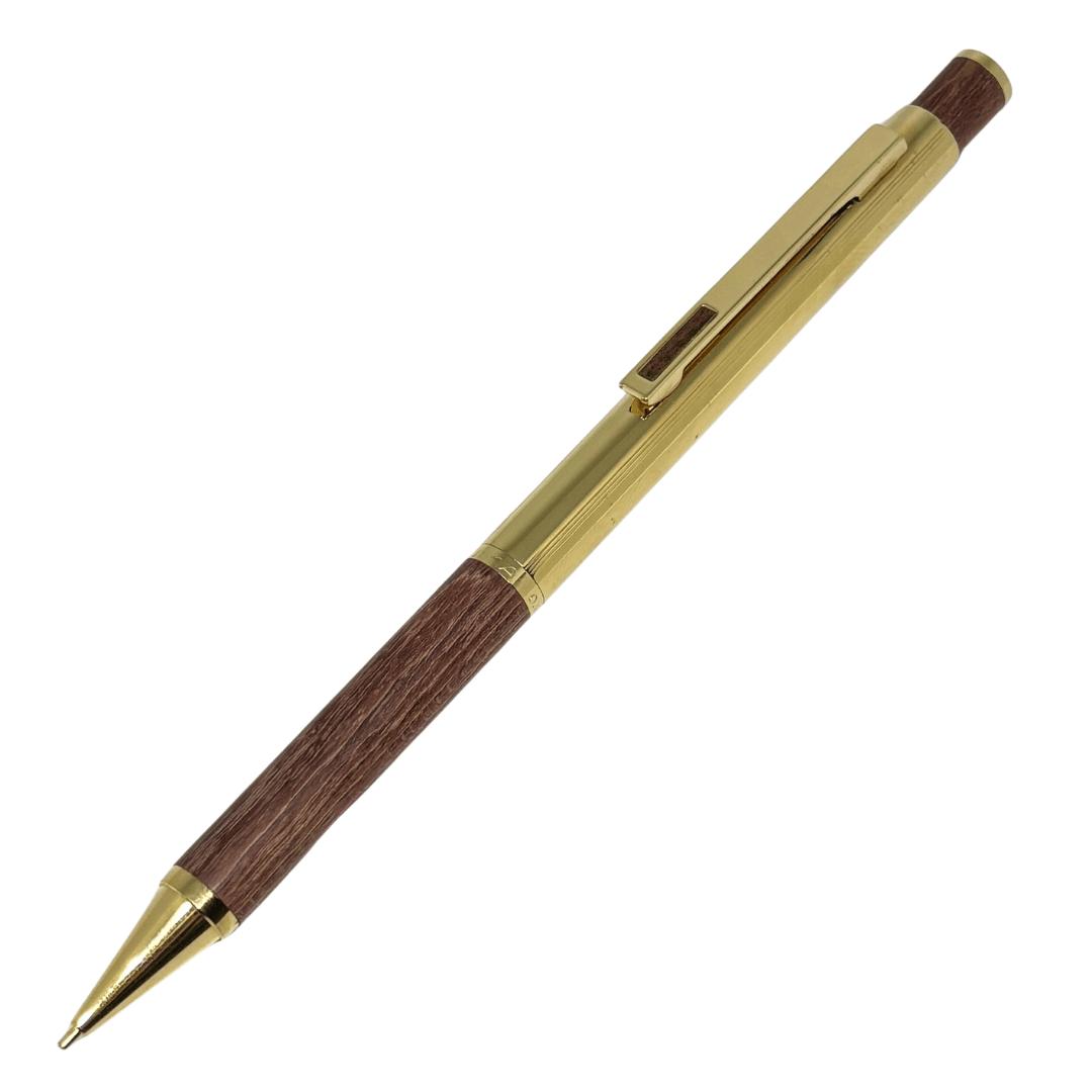 Tombow Exta Deluxe vintage versatil kalem, altın rengi gövde ve ahşap kaplama bölümler, tam boy çapraz görünüm, 0.5 mm