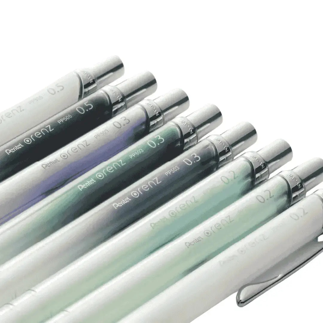 Pentel Orenz kalemlerin üst gövdeleri yelpaze gibi dizili, 0.2, 0.3 ve 0.5 mm yazıları görünür