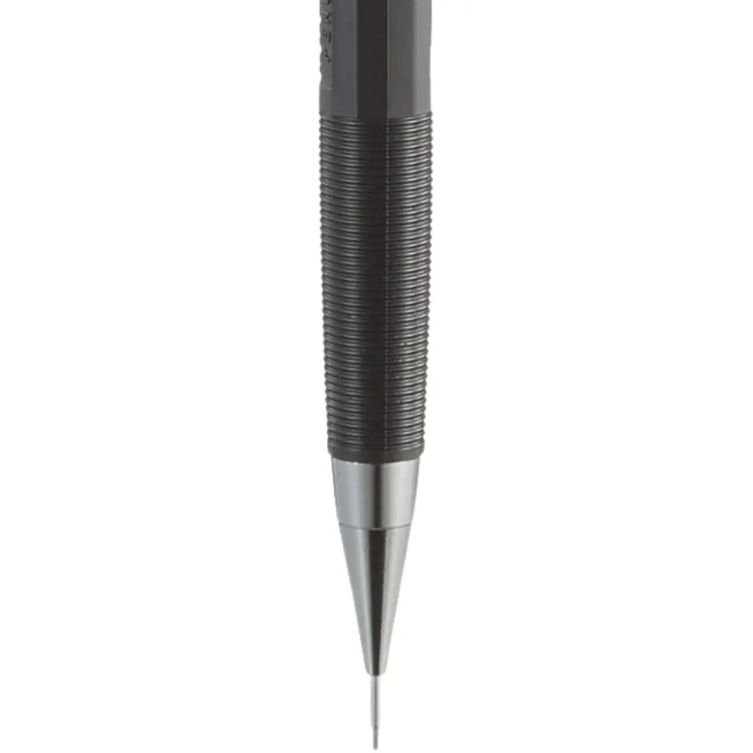 Pentel PG5 kalemin tırtıklı siyah kavraması ve uzun metal uç borusu makro çekim