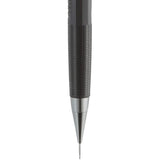 Pentel PG5 kalemin tırtıklı siyah kavraması ve uzun metal uç borusu makro çekim