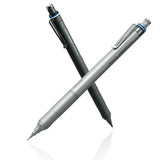 Tombow Mono Graph Fine siyah ve gümüş iki kalem çapraz duruyor, mavi halka detayı görünür