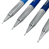 Dört Staedtler 770 kaleminin tırtıklı metal kavramaları ve uç boruları yan yana yakın çekim