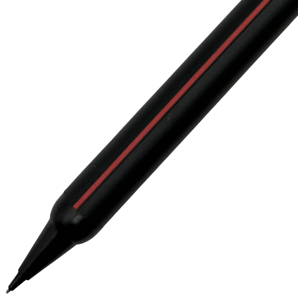 Tombow Runner kalemin konik ön ucu ve gövdedeki kırmızı ince şerit yakın çekim