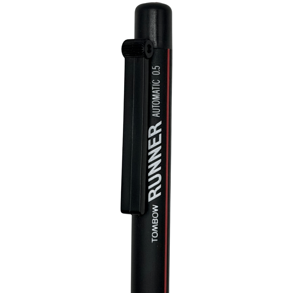 Tombow Runner klipsindeki TOMBOW RUNNER AUTOMATIC 0.5 baskısı ve tırtıklı tıklama düğmesi