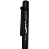 Tombow Runner klipsindeki TOMBOW RUNNER AUTOMATIC 0.5 baskısı ve tırtıklı tıklama düğmesi