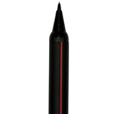 Tombow Runner kalemin siyah koni ucundan çıkan ince min, dik açıdan makro çekim