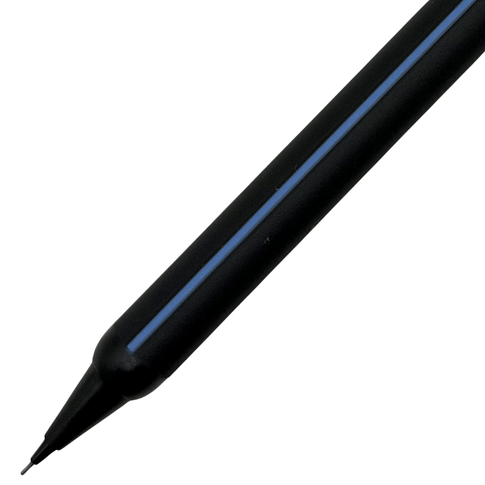Tombow Runner kalemin sivri uç kısmı eğik açıdan, mat siyah gövde üzerinde mavi hat
