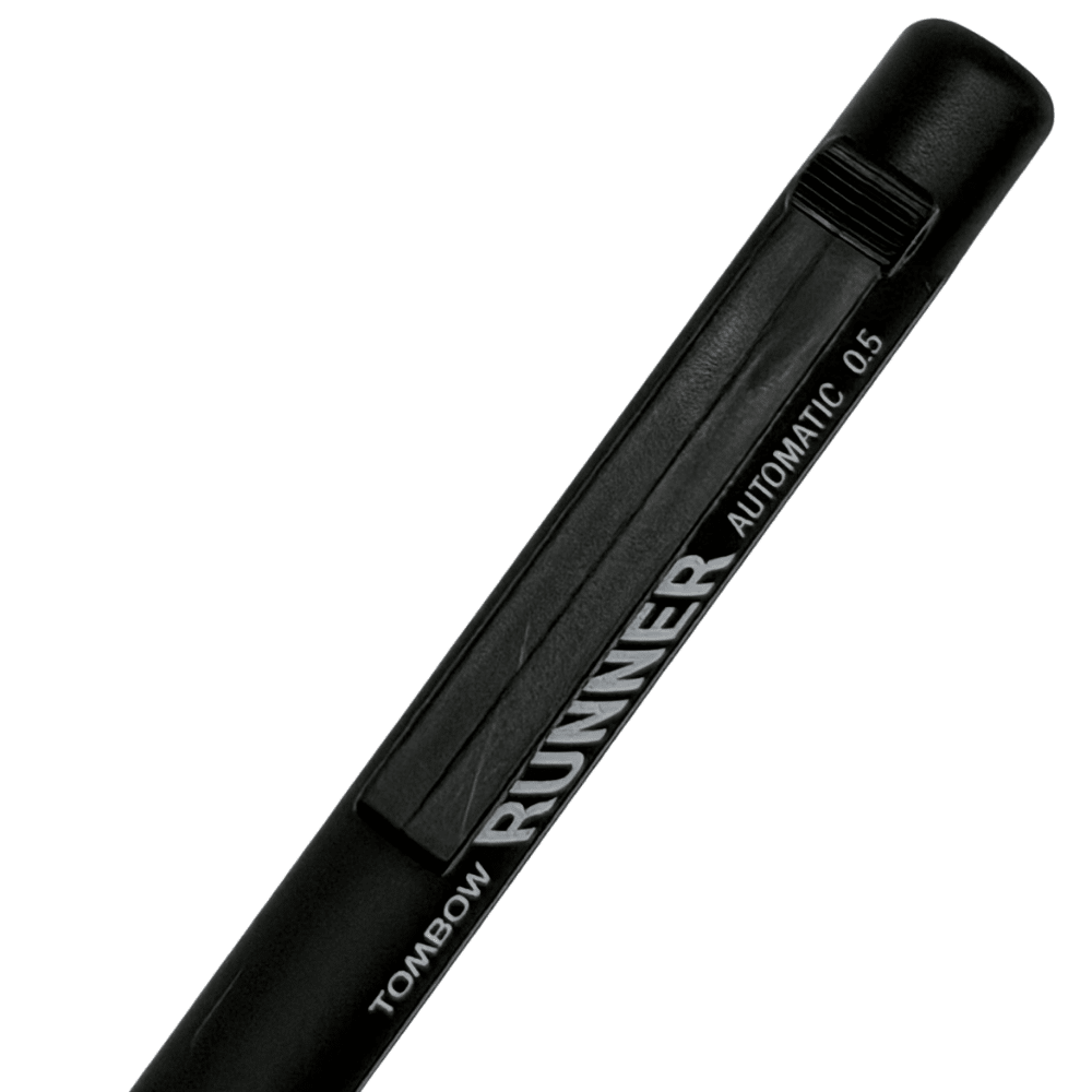 Tombow Runner Automatic 0.5 gövde baskısı ve tırtıklı tıklama başlığı yakın çekim