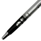 Tombow W kaleminin siyah alt gövdesi ve üzerindeki Tombow 0.5 etiketi yakın çekim