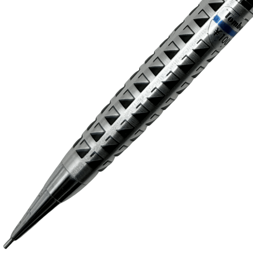 Tombow Vintage Versatil Kalem alt gövde ve konik uç yakın çekim, kabartma desen ile Tombow etiketi